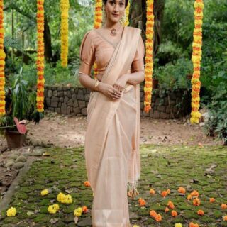 Lissome Cream Soft Silk Saree with Mellifluous Blouse Piece