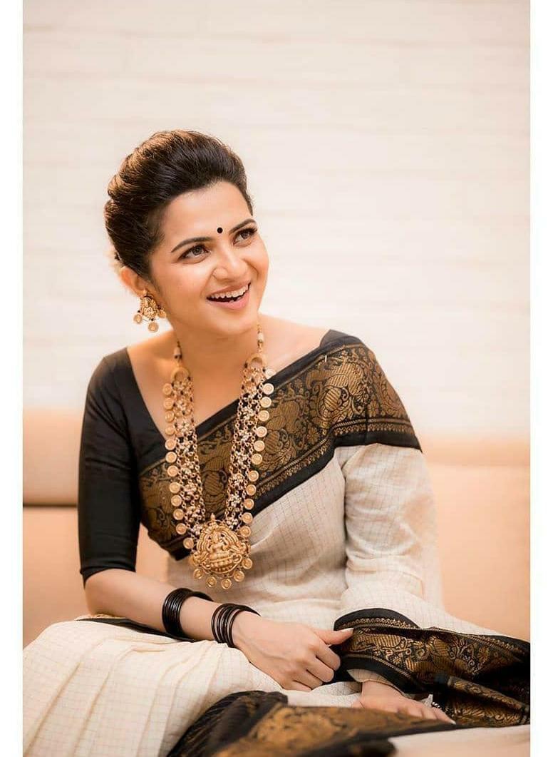 Moiety Off White Soft Banarasi Silk Saree With Panoply Blouse Piece - Image 2