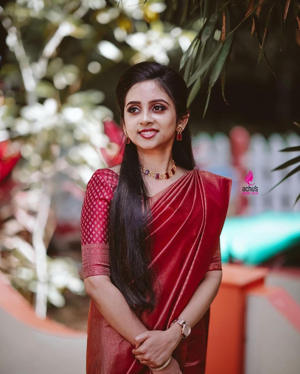 Energetic Maroon Banarasi Silk Saree With Gleaming Blouse Piece - Image 2