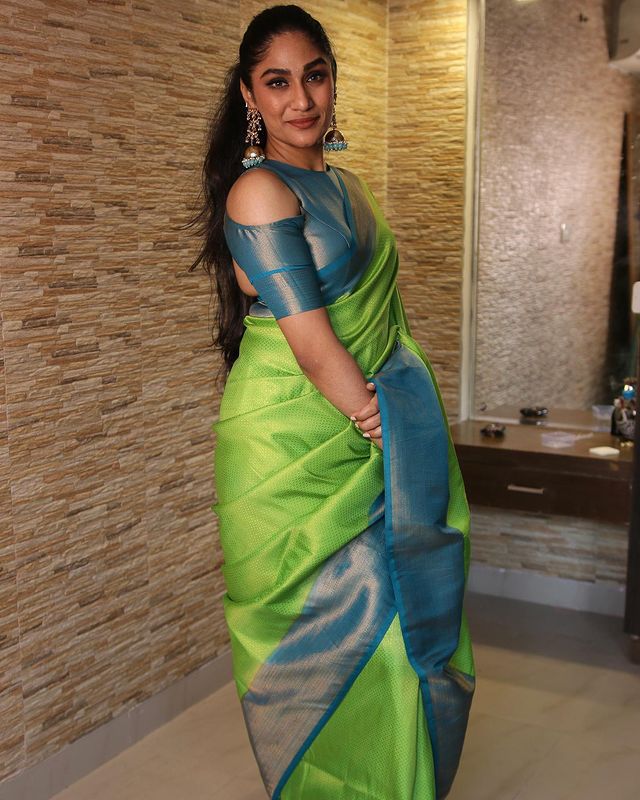 Felicitous Parrot Soft Silk Saree With Snazzy Blouse Piece - Image 3