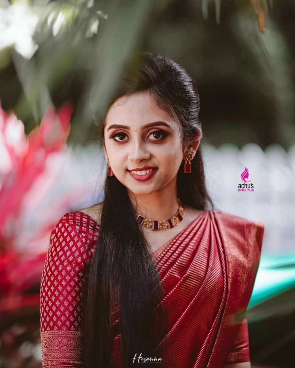 Energetic Maroon Banarasi Silk Saree With Gleaming Blouse Piece - Image 3