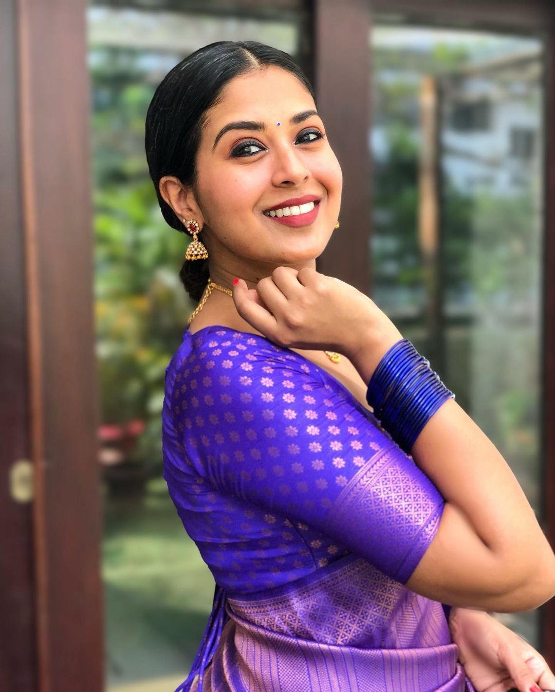 Glittering Blue Soft Silk Saree With Devastating Blouse Piece - Image 3