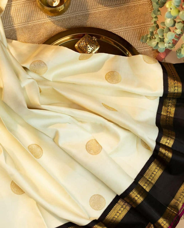 Pure Reach Silk Cream White Color With Lovely Black Pallu Weaving Jacquard Bengali Saree - Image 3