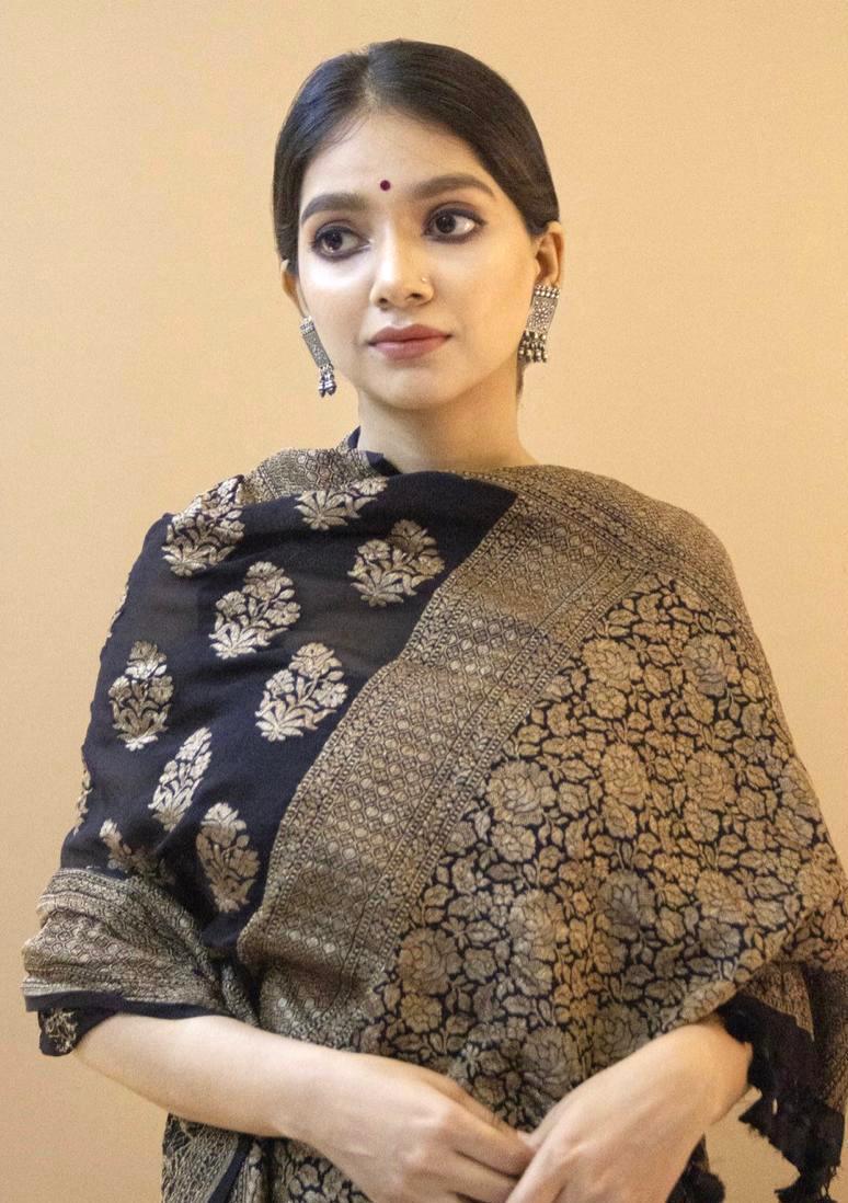 Confounding Black Soft Silk Saree With Snappy Blouse Piece - Image 4